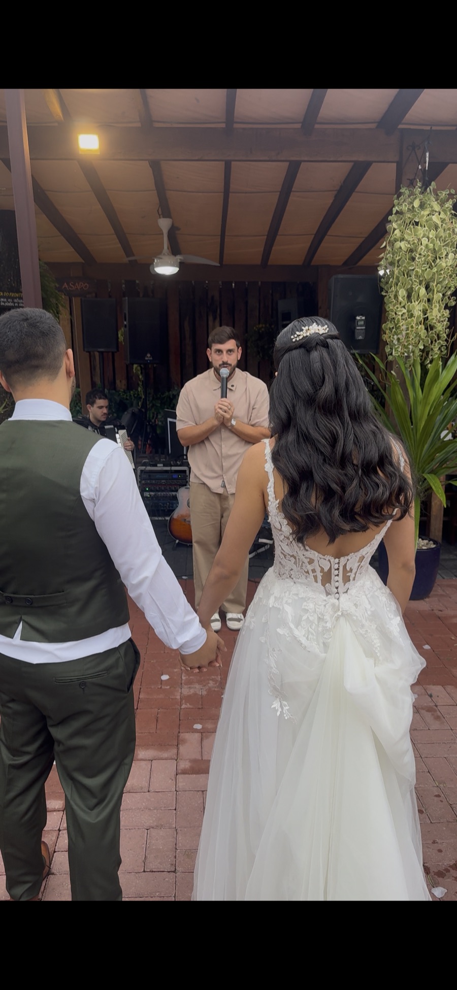Leo Derobi cantando ao vivo no palco durante show sertanejo